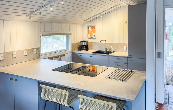 Fridge, microwave, oven, stovetop - Gorgeous home in Blåvand with WiFi (Blåvand)