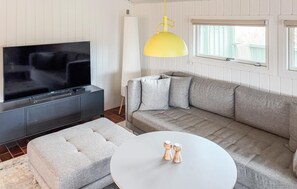 TV, fireplace - Gorgeous home in Blåvand with WiFi (Blåvand)