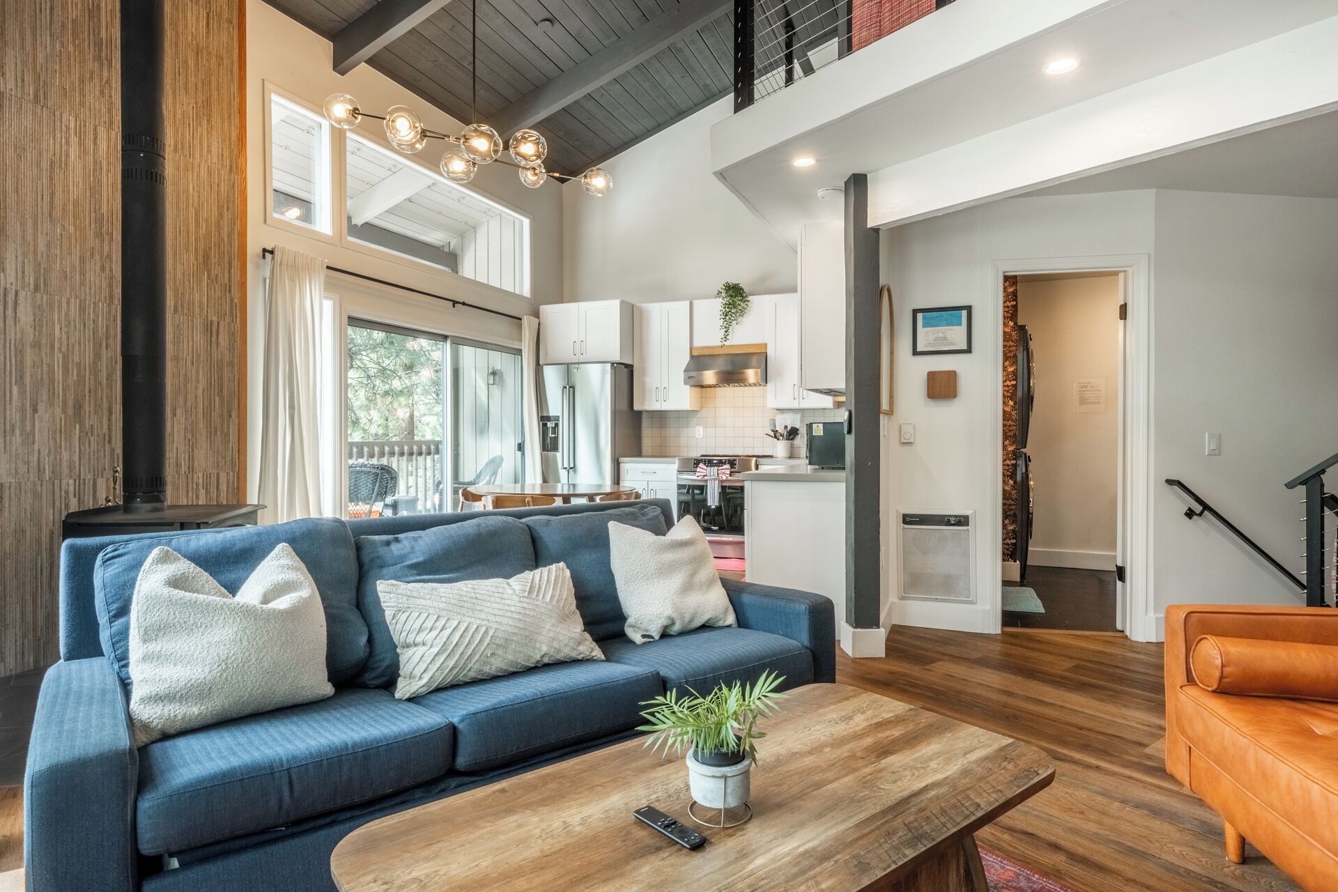 Smart TV, chimenea y libros 