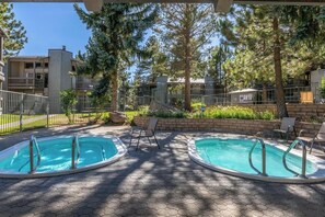 Outdoor spa tub - Mammoth Modern Haus close to the shuttle, restaurants, and shops (Mammoth Lakes)