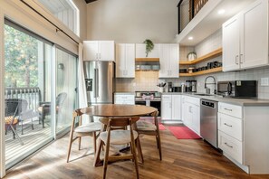 Coffee/tea maker, fridge, microwave, oven - Mammoth Modern Haus close to the shuttle, restaurants, and shops (Mammoth Lakes)