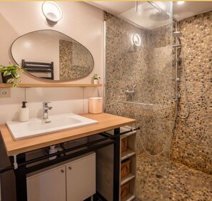 Dusche, Haartrockner, Handtücher