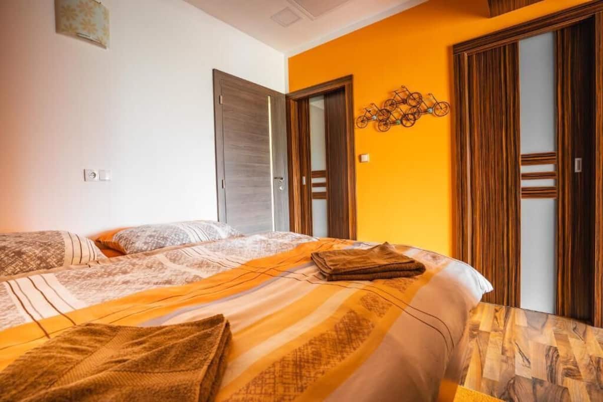 Une chambre d’hôtel avec un lit, une armoire en bois et une décoration murale représentant un vélo.