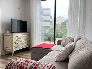 Hus | Vardagsrum | 36-tums LCD-tv med kabelkanaler