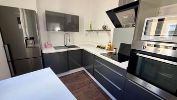 Fridge, oven, dishwasher, coffee/tea maker