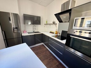 Fridge, oven, dishwasher, coffee/tea maker - "Les Pêcheurs" In the heart of the fish market, Wifi, Air conditioning (Sète)