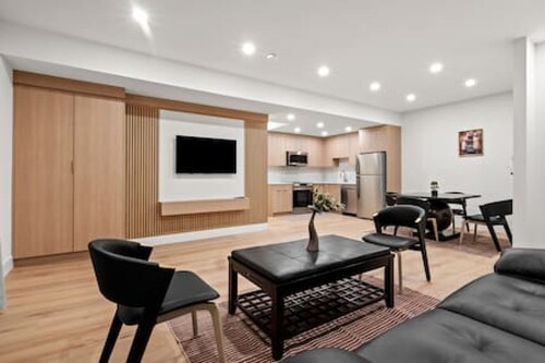 "Pavia" Suite, Private Entry, Short Walk to U of C