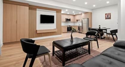 "Pavia" Suite, Private Entry, Short Walk to U of C