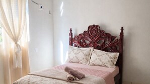 A bedroom with a bed, curtains, and a tiled floor. - Vacation Home - Recanto Flor de Laranjeira, Palmas-Tocantins. (Palmas)