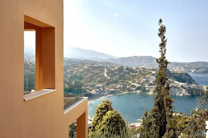 Blick aufs Meer vom Balkon, mit Blick auf eine Bucht, Schiffe, eine Stadt und Hügel in der Ferne.