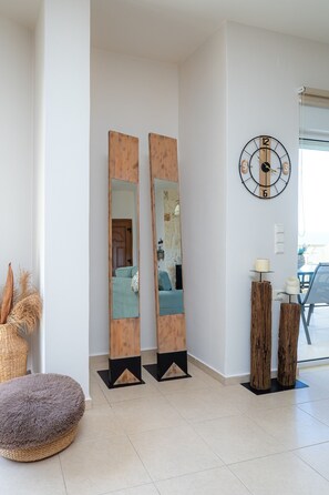 Ein modernes Interieur mit einem großen Spiegel, Holzeinrichtung und einer Wanduhr.