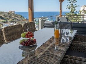 House | 3 bedrooms, desk, soundproofing - D A New Luxury Villa With Private Pool (Malevizi)