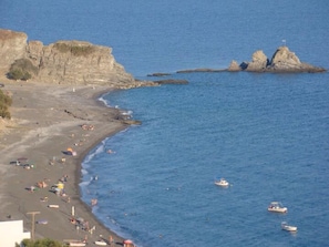 A coastal beach with boats, a rocky outcrop, and a clear sky. - Malena Nature and Sea View House (Viannos)