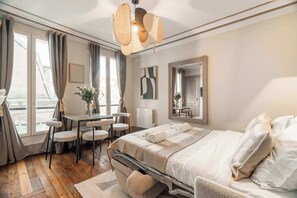 1 Schlafzimmer, Schreibtisch, Bügeleisen/Bügelbrett, Reisekinderbett