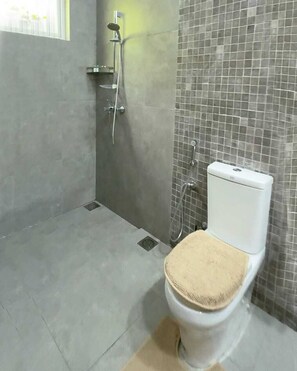 Sèche-cheveux, serviettes fournies, savon, papier toilette