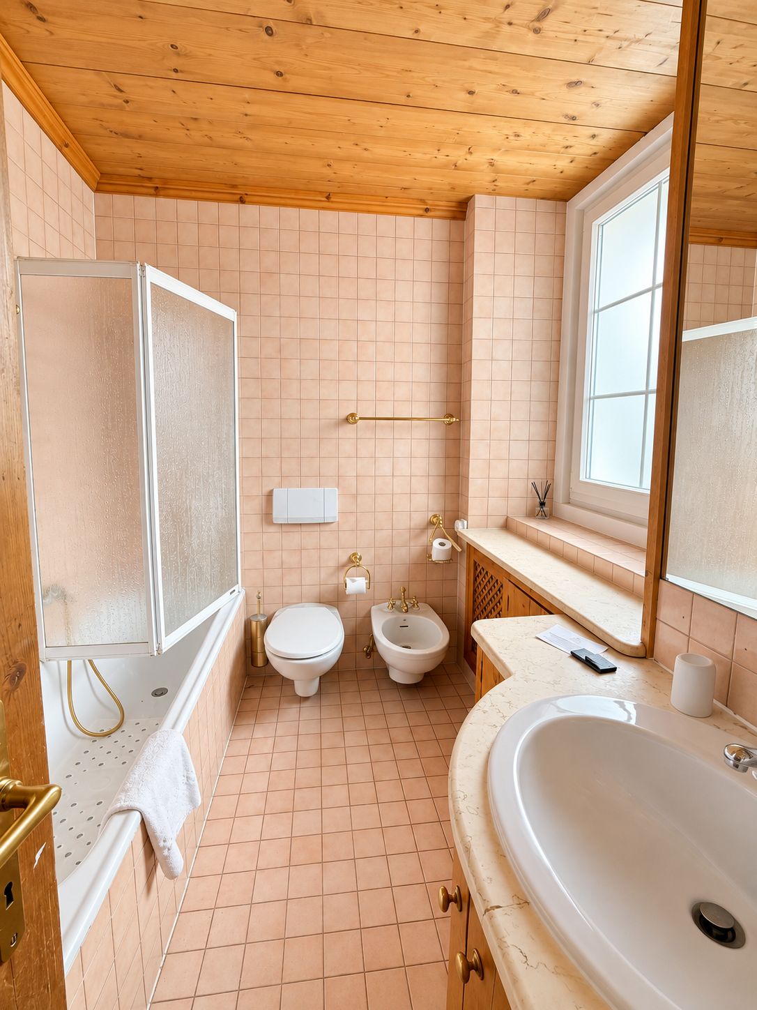 Une salle de bain équipée d’une baignoire, d’un lavabo, de toilettes et d’un bidet.