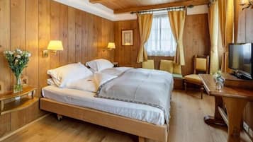 Deluxe-Doppel- oder -Zweibettzimmer, Balkon, Bergblick | Zimmersafe, Bügeleisen/Bügelbrett, kostenloses WLAN