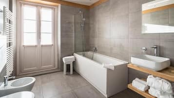 Camera Deluxe con letto matrimoniale o 2 letti singoli, balcone, vista montagna | Bagno