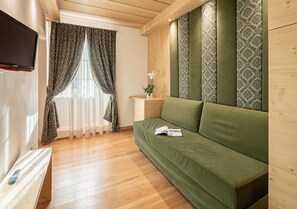 Suite, balcon, vue montagne | Coin séjour