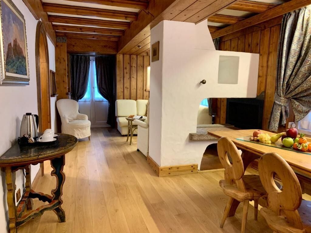 Suite, 2 Schlafzimmer, Balkon, Bergblick | Wohnbereich