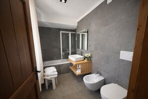 Superior Double or Twin Room, Balcony, Mountain View | Bathroom | Hair dryer, towels, soap, shampoo - Parc Hotel Victoria (Cortina d'Ampezzo)
