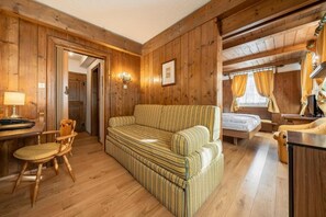 Camera Deluxe con letto matrimoniale o 2 letti singoli, balcone, vista montagna | Area soggiorno