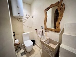 Sèche-cheveux, serviettes fournies, savon, papier toilette