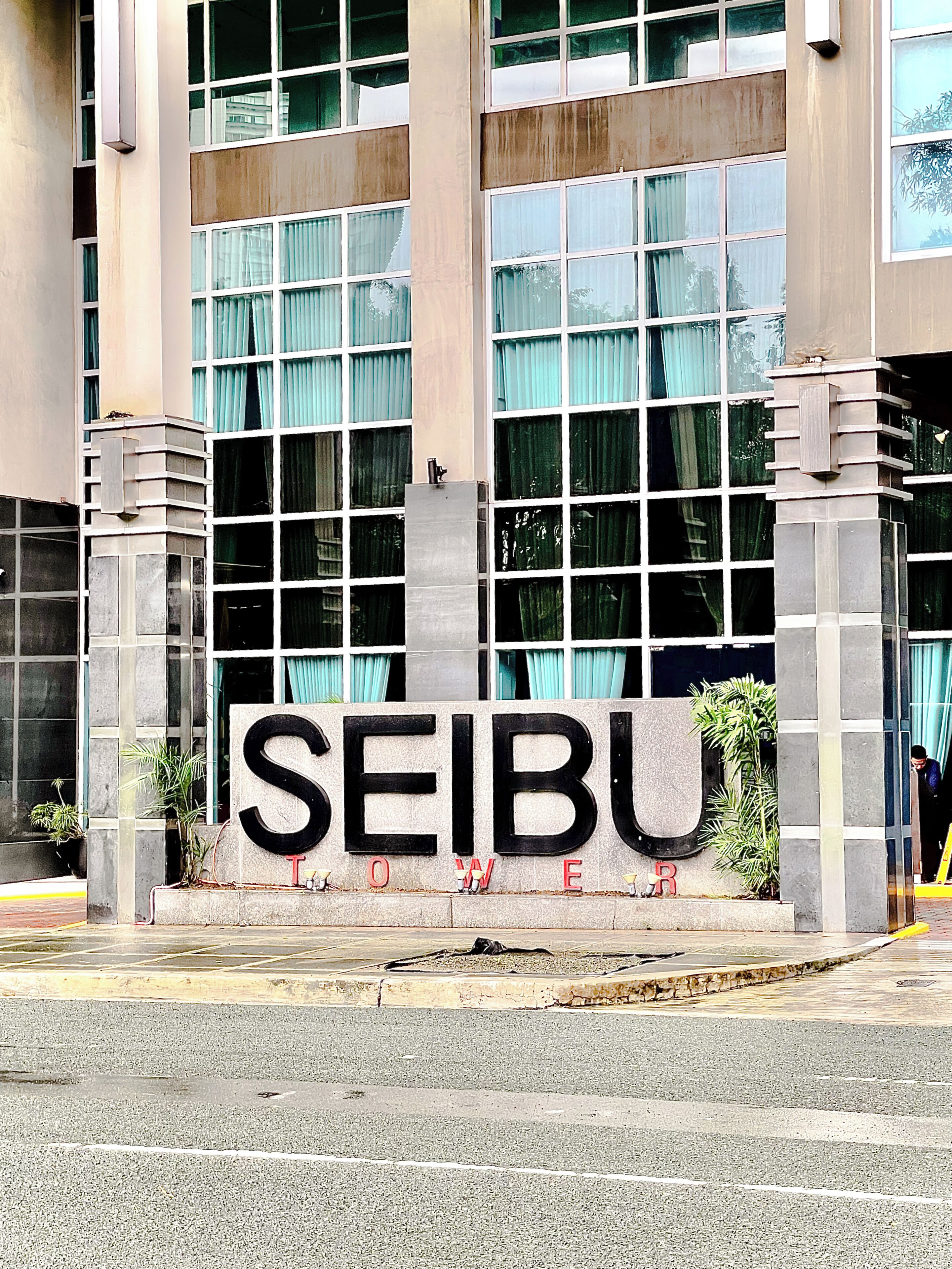 Un bâtiment sur lequel est apposée une grande enseigne indiquant « SEIBU HOME ».