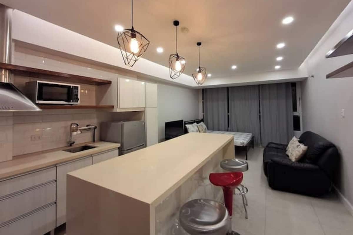 Standard Studio, 1 Queen Bed, Kitchenette | Living area