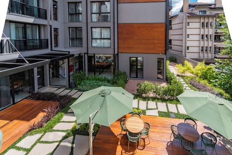 Restaurante al aire libre. Apartamento com infra em Gramado