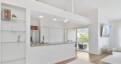 Fountain Lakes - Gorgeous Top Floor Unit, 9 Hole Chip & Put Included!