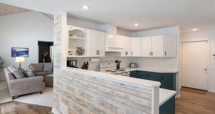 Busy Bee Bungalow : 3 BR, 2 BA House in Alanson, Sleeps 8