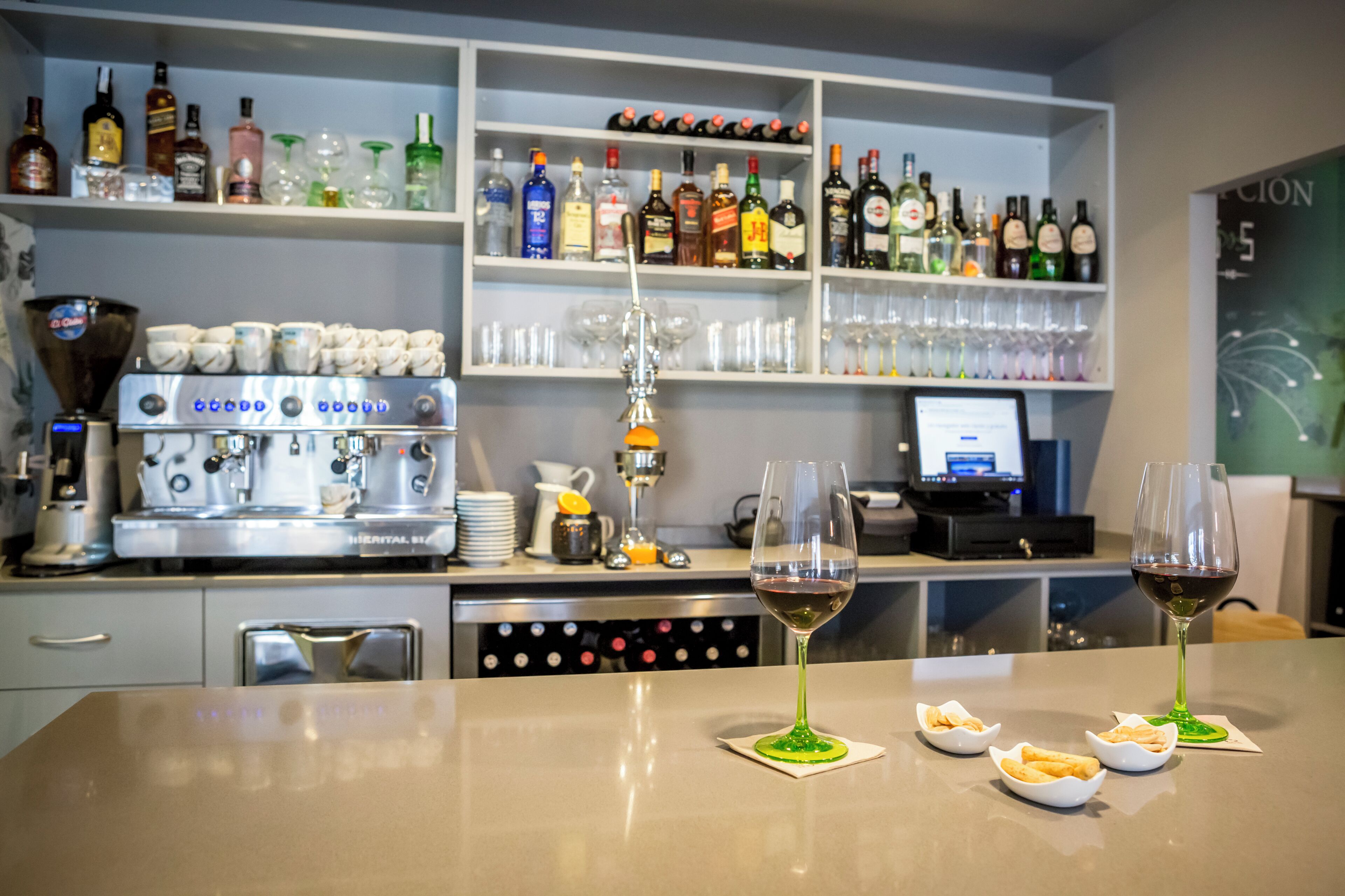 Bar (trong khuôn viên)
