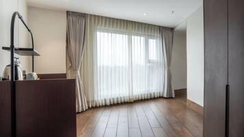 Luxury Suite, City View | Living area