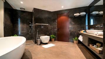 Luxury Suite, City View | Bathroom