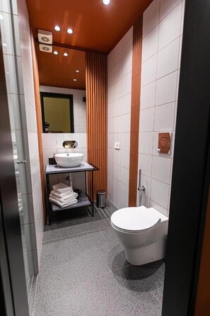 Deluxe tweepersoonskamer, balkon, uitzicht op de stad | Badkamer