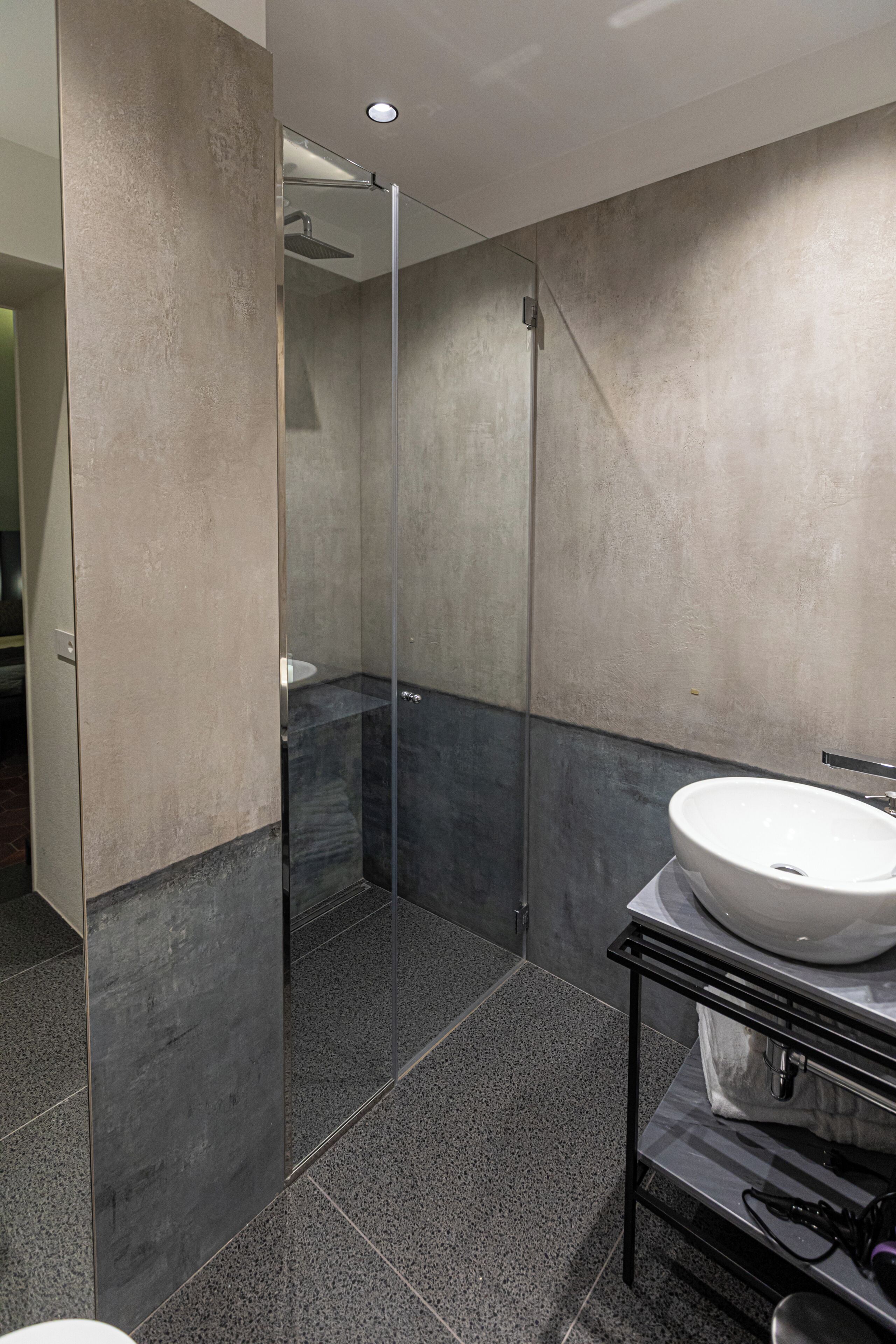 Douche, sèche-cheveux, serviettes fournies, savon