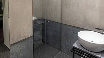 Doccia, asciugacapelli, asciugamani, sapone