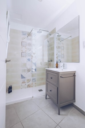 Shower, hair dryer, towels