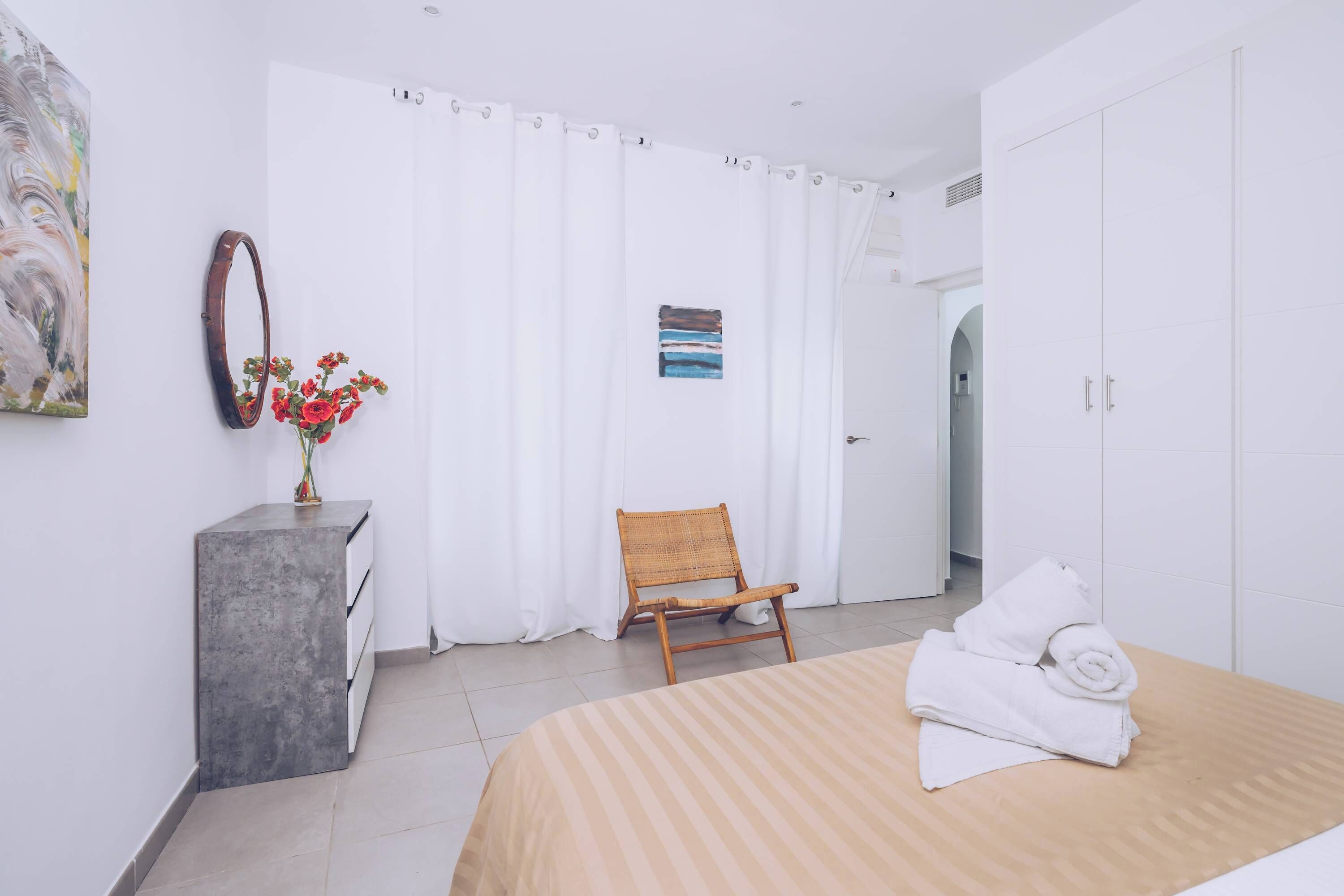 1 habitación, tabla de planchar con plancha, wifi y ropa de cama 