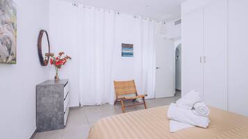 1 habitación, tabla de planchar con plancha, wifi y ropa de cama