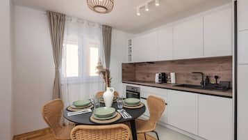 Appartement Standard, plusieurs chambres (Apartment Xenia) | Cuisine privée | Réfrigérateur, four, plaque de cuisson, lave-vaisselle