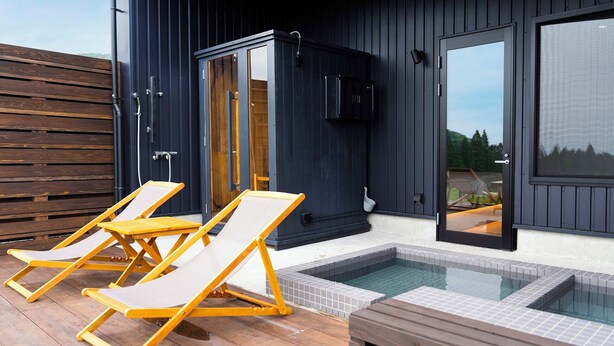 A modern outdoor pool area with lounge chairs and a sauna. - FOG VILLA&SPA (Kirishima)