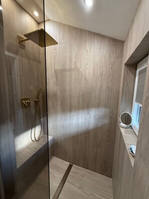 Dusche, Haartrockner, Handtücher
