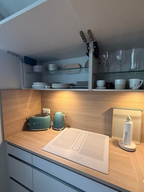 Kühlschrank, Mikrowelle, Herdplatte, Geschirrspüler