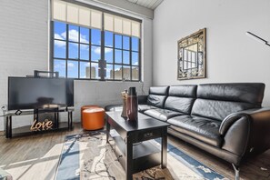 Living area - Trendy Industrial Loft in downtown Cleveland (Cleveland)