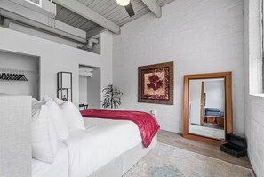 1 bedroom, iron/ironing board, bed sheets - Trendy Industrial Loft in downtown Cleveland (Cleveland)