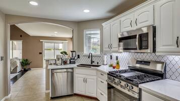 House (3 Bedrooms) | Interior