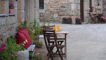 Chalet, 3 Bedrooms, Mountain View | Outdoor dining