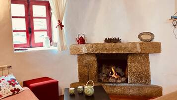 House, 2 Bedrooms, Mountain View | Living area